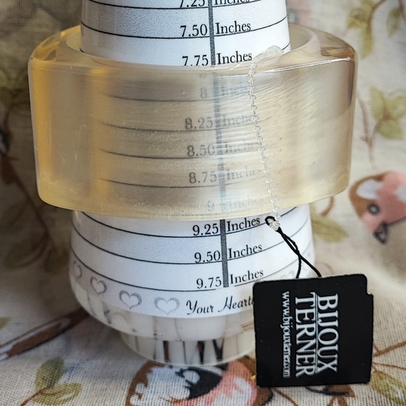 Bijoux Terner Spun Chunky Clear Frosted Lucite Triangle Bangle Bracelet NWT - Picture 3 of 8